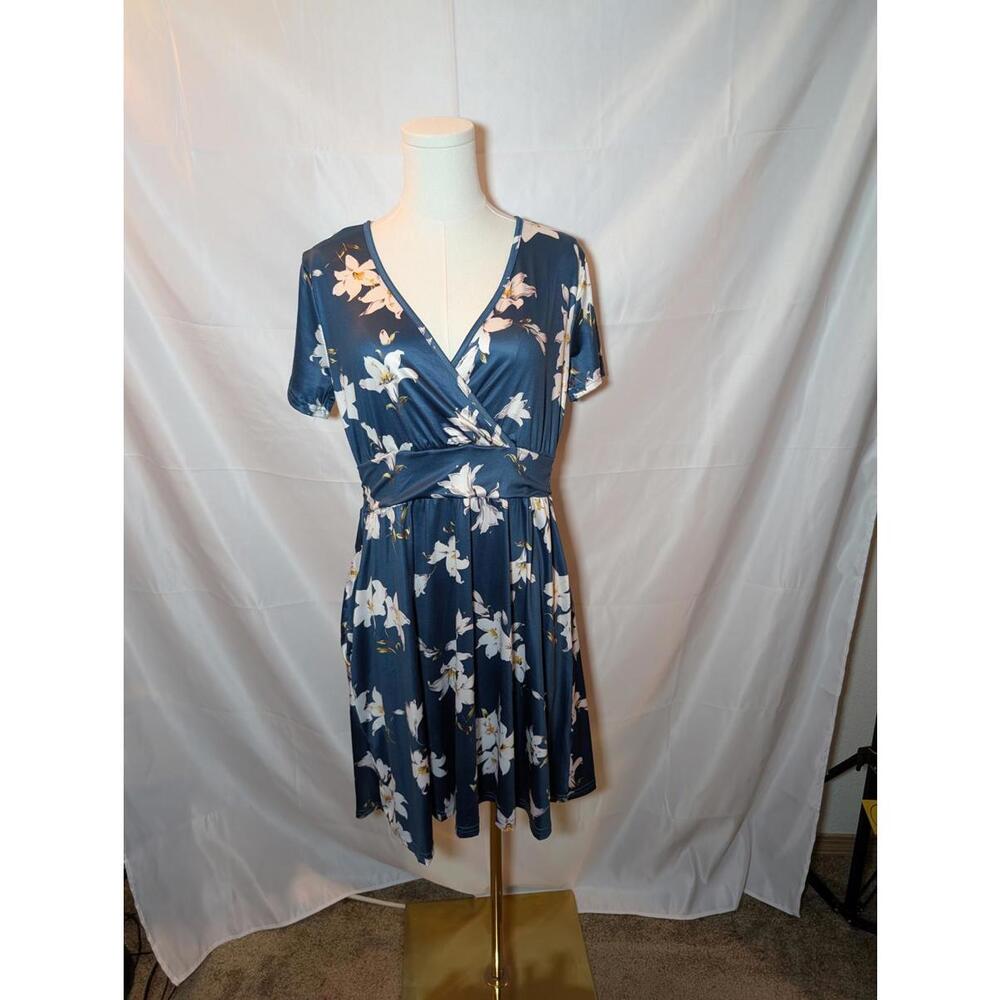 Floral Print Wrap Dress in Navy Women's Medium Great Condition Stretchy Material